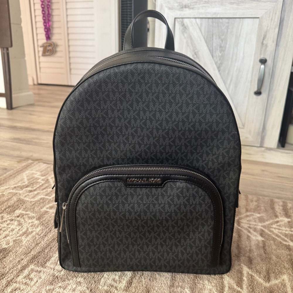 NWOT MICHAEL KORS BLACK BACKPACK WITH CLASSIC SILHOUETTE - Picture 2 of 4